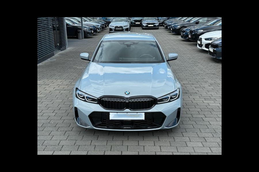BMW 3-serie 320d xDrive M-SPORT ** ADAPT. LED, NAVI+, MEMORY, HuD, ACC, 19-inch LMV, BROOKLYN GRAU ** 1e EIG - UNFALLFREI - BMW GAR ** ** INFORMEER OOK NAAR ONZE AANTREKKELIJKE FINANCIAL-LEASE TARIEVEN **