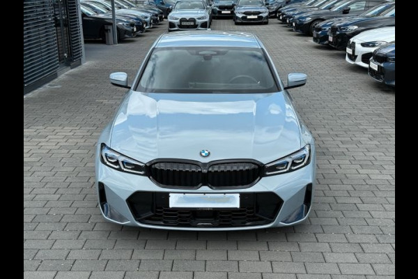 BMW 3-serie 320d xDrive M-SPORT ** ADAPT. LED, NAVI+, MEMORY, HuD, ACC, 19-inch LMV, BROOKLYN GRAU ** 1e EIG - UNFALLFREI - BMW GAR ** ** INFORMEER OOK NAAR ONZE AANTREKKELIJKE FINANCIAL-LEASE TARIEVEN **