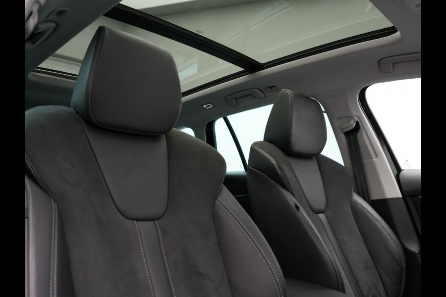 Škoda Octavia Combi 1.4 TSI iV Business Edition Plus Plug In Hybrid 204pk Dealer O.H. PHEV | Trekhaak | Adaptive Cruise | Canton Audio | Alcantara Sportstoelen Memory & Verwarmd | Apple Carplay | Sfeerverlichting | Stuur Verwarmd | Virtual | Navigatie | Keyless |