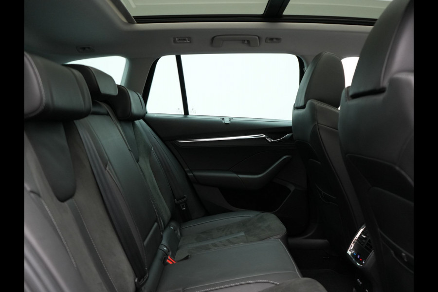 Škoda Octavia Combi 1.4 TSI iV Business Edition Plus Plug In Hybrid 204pk Dealer O.H. PHEV | Trekhaak | Adaptive Cruise | Canton Audio | Alcantara Sportstoelen Memory & Verwarmd | Apple Carplay | Sfeerverlichting | Stuur Verwarmd | Virtual | Navigatie | Keyless |