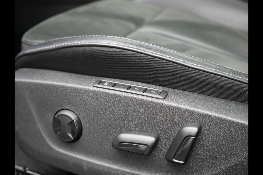 Škoda Octavia Combi 1.4 TSI iV Business Edition Plus Plug In Hybrid 204pk Dealer O.H. PHEV | Trekhaak | Adaptive Cruise | Canton Audio | Alcantara Sportstoelen Memory & Verwarmd | Apple Carplay | Sfeerverlichting | Stuur Verwarmd | Virtual | Navigatie | Keyless |