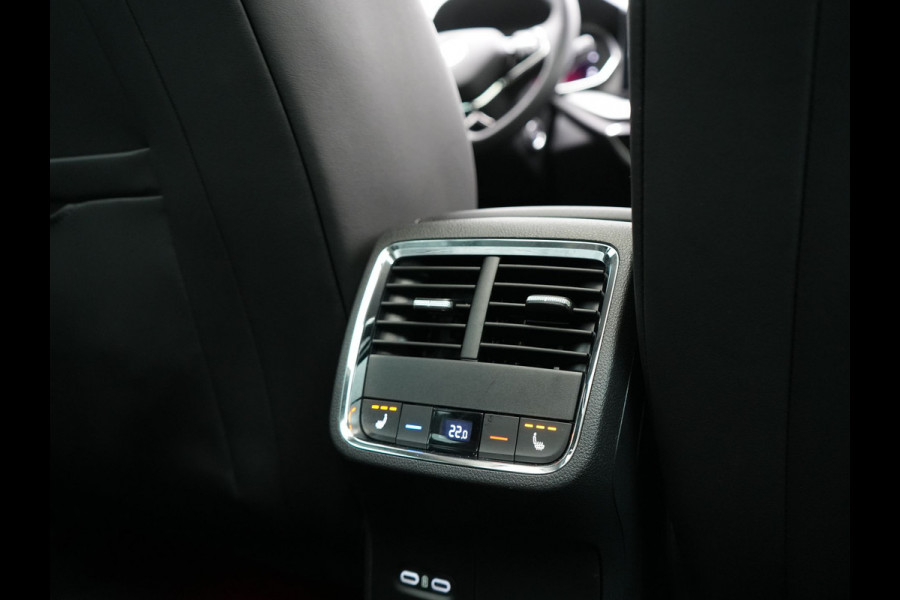 Škoda Octavia Combi 1.4 TSI iV Business Edition Plus Plug In Hybrid 204pk Dealer O.H. PHEV | Trekhaak | Adaptive Cruise | Canton Audio | Alcantara Sportstoelen Memory & Verwarmd | Apple Carplay | Sfeerverlichting | Stuur Verwarmd | Virtual | Navigatie | Keyless |