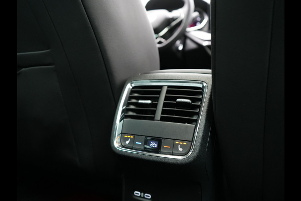 Škoda Octavia Combi 1.4 TSI iV Business Edition Plus Plug In Hybrid 204pk Dealer O.H. PHEV | Trekhaak | Adaptive Cruise | Canton Audio | Alcantara Sportstoelen Memory & Verwarmd | Apple Carplay | Sfeerverlichting | Stuur Verwarmd | Virtual | Navigatie | Keyless |