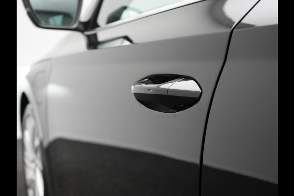 Škoda Octavia Combi 1.4 TSI iV Business Edition Plus Plug In Hybrid 204pk Dealer O.H. PHEV | Trekhaak | Adaptive Cruise | Canton Audio | Alcantara Sportstoelen Memory & Verwarmd | Apple Carplay | Sfeerverlichting | Stuur Verwarmd | Virtual | Navigatie | Keyless |