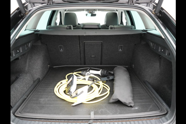 Škoda Octavia Combi 1.4 TSI iV Business Edition Plus Plug In Hybrid 204pk Dealer O.H. PHEV | Trekhaak | Adaptive Cruise | Canton Audio | Alcantara Sportstoelen Memory & Verwarmd | Apple Carplay | Sfeerverlichting | Stuur Verwarmd | Virtual | Navigatie | Keyless |