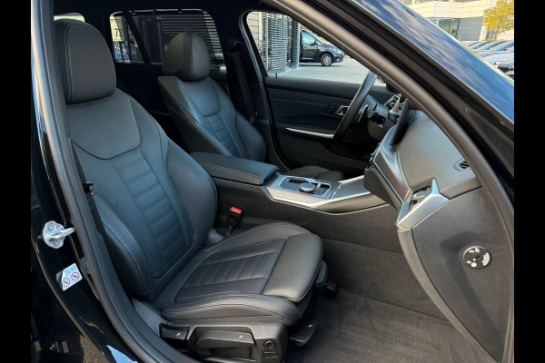 BMW 3 Serie Touring 320d xDrive M-SPORT ** LED, NAVI+, LEDER, PANORAMA, TRAVEL, HuD, TREKH, 19-inch LMV ** 1e EIG - UNFALLFREI ** ** INFORMEER OOK NAAR ONZE AANTREKKELIJKE FINANCIAL-LEASE TARIEVEN **