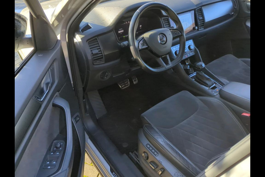 Škoda Kodiaq 1.5 TSI Sportline 7-persoons Automaat | Panoramadak | Steel Grey | 20 inch lichtmetalen velgen | LED verlichting | Stoelverwarmi