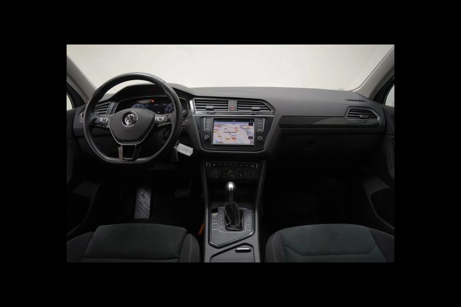 Volkswagen Tiguan 1.4 TSI R-line Automaat | Panoramadak | LED verlichting adaptief | Stoelverwarming | Ergo stoel | Spiegels inklapbaar | Achterui