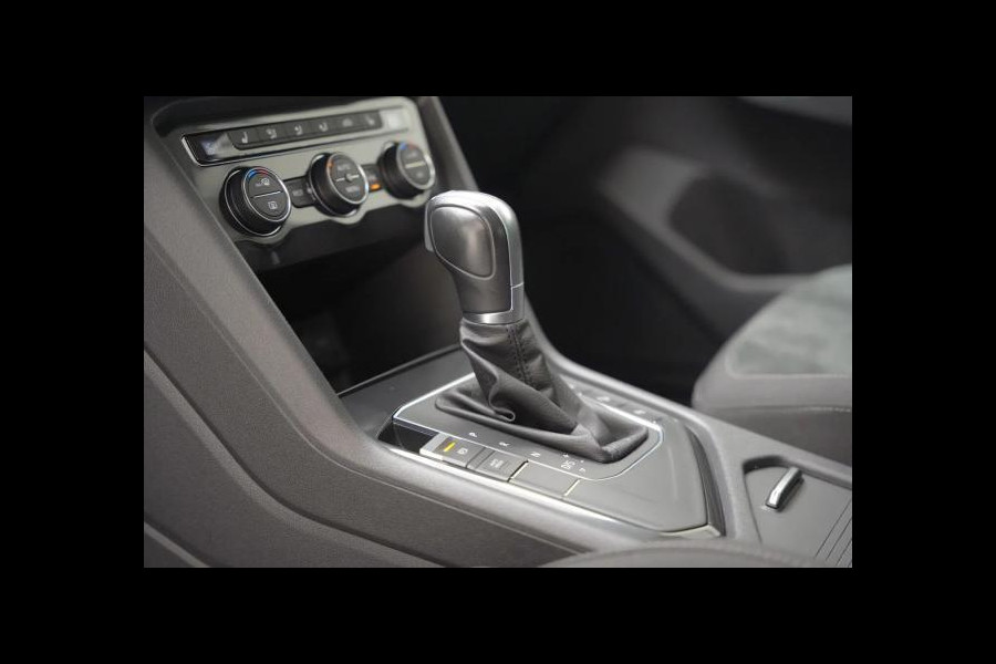 Volkswagen Tiguan 1.4 TSI R-line Automaat | Panoramadak | LED verlichting adaptief | Stoelverwarming | Ergo stoel | Spiegels inklapbaar | Achterui