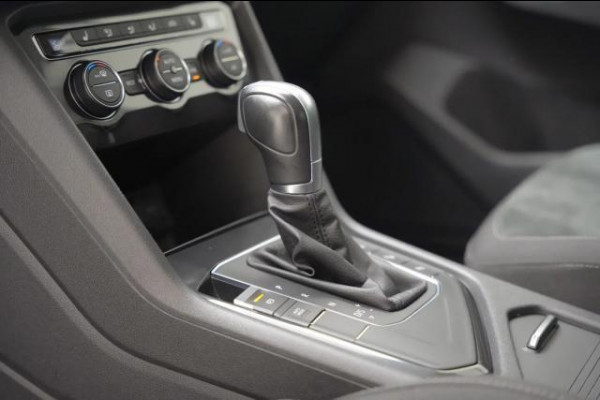 Volkswagen Tiguan 1.4 TSI R-line Automaat | Panoramadak | LED verlichting adaptief | Stoelverwarming | Ergo stoel | Spiegels inklapbaar | Achterui