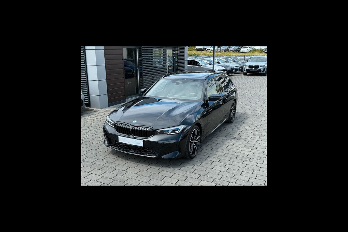 BMW 3 Serie Touring 320d xDrive M-SPORT ** LED, NAVI+, LEDER, PANORAMA, H&K, HuD, TREKH, 19-inch LMV ** 1e EIG - UNFALLFREI ** ** INFORMEER OOK NAAR ONZE AANTREKKELIJKE FINANCIAL-LEASE TARIEVEN **