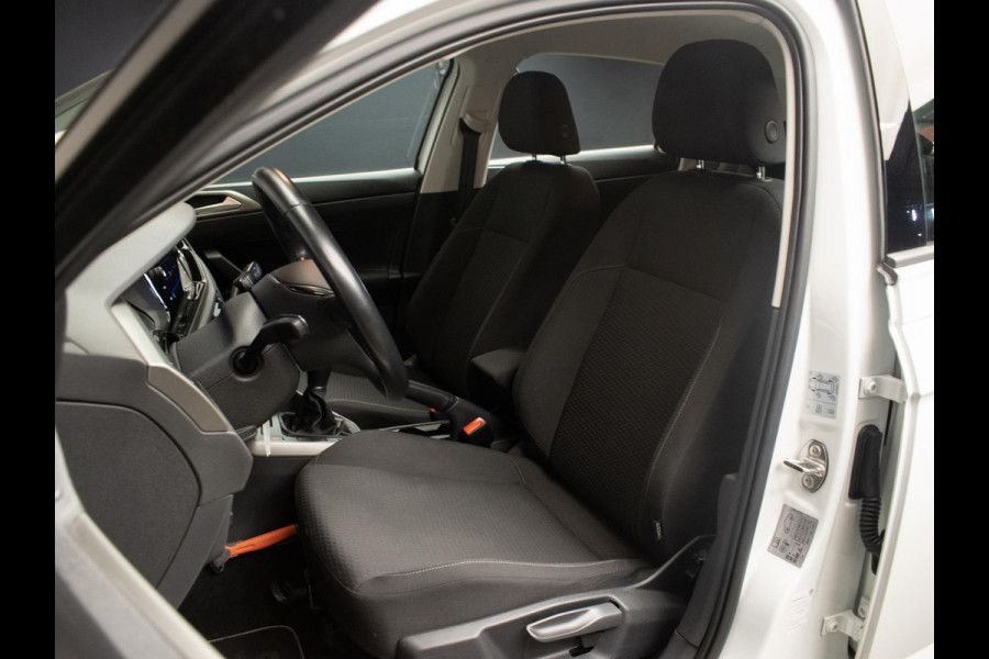 Volkswagen Polo 1.0 TSI Comfortline Sport (APPLE CARPLAY,GROOT NAVI,LED,CRUISE,TREKHAAK,DAB,SPORTSTOELEN,NETTE STAAT)