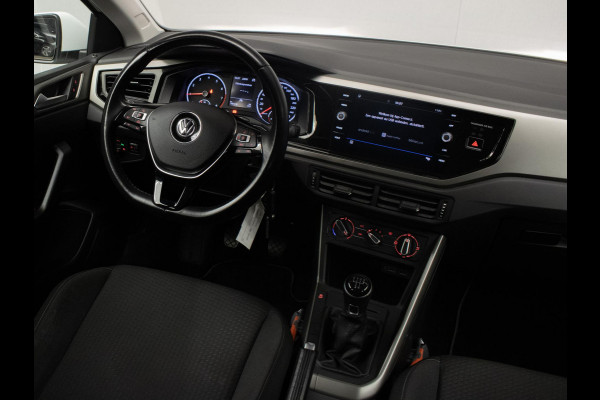 Volkswagen Polo 1.0 TSI Comfortline Sport (APPLE CARPLAY,GROOT NAVI,LED,CRUISE,TREKHAAK,DAB,SPORTSTOELEN,NETTE STAAT)