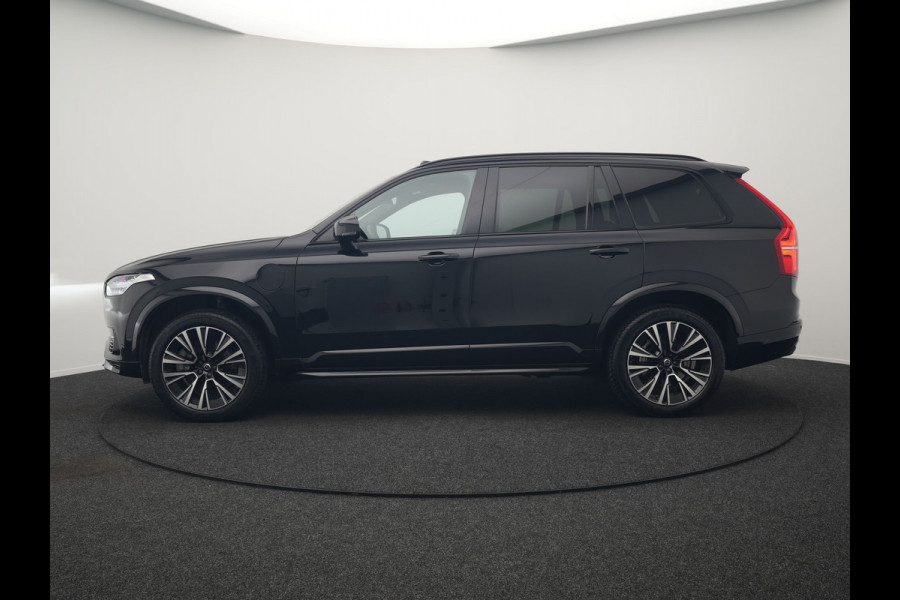 Volvo XC90 T8 Recharge AWD Plus Dark LONG RANGE 7 Persoons Plug In Hybrid 456pk Dealer O.H. PHEV | Trekhaak Af Fabriek | Panodak | Adaptive Cruise | Camera | Harman & Kardon | Lederen Sportstoelen Memory & Verwarmd | Stuur Verwarmd | Google Assistent | Apple Carplay | Keyless | DAB