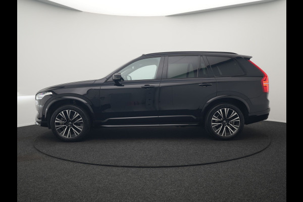 Volvo XC90 T8 Recharge AWD Plus Dark LONG RANGE 7 Persoons Plug In Hybrid 456pk Dealer O.H. PHEV | Trekhaak Af Fabriek | Panodak | Adaptive Cruise | Camera | Harman & Kardon | Lederen Sportstoelen Memory & Verwarmd | Stuur Verwarmd | Google Assistent | Apple Carplay | Keyless | DAB