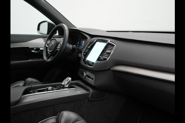 Volvo XC90 T8 Recharge AWD Plus Dark LONG RANGE 7 Persoons Plug In Hybrid 456pk Dealer O.H. PHEV | Trekhaak Af Fabriek | Panodak | Adaptive Cruise | Camera | Harman & Kardon | Lederen Sportstoelen Memory & Verwarmd | Stuur Verwarmd | Google Assistent | Apple Carplay | Keyless | DAB