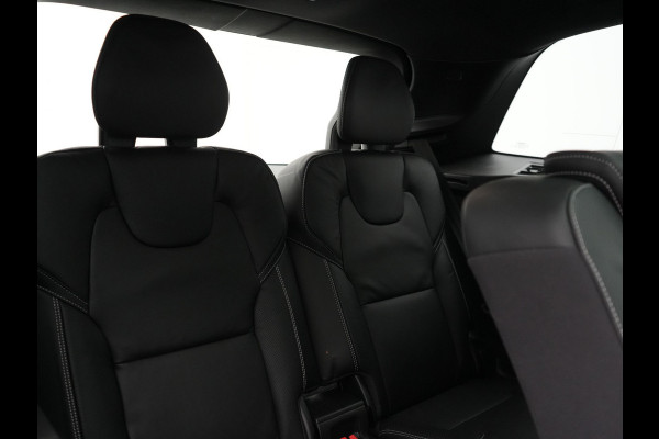 Volvo XC90 T8 Recharge AWD Plus Dark LONG RANGE 7 Persoons Plug In Hybrid 456pk Dealer O.H. PHEV | Trekhaak Af Fabriek | Panodak | Adaptive Cruise | Camera | Harman & Kardon | Lederen Sportstoelen Memory & Verwarmd | Stuur Verwarmd | Google Assistent | Apple Carplay | Keyless | DAB