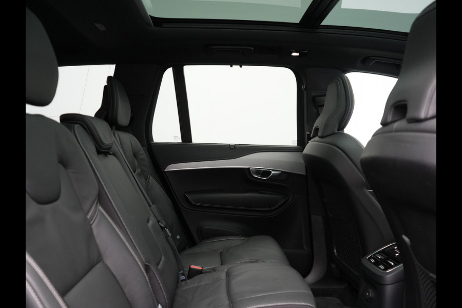 Volvo XC90 T8 Recharge AWD Plus Dark LONG RANGE 7 Persoons Plug In Hybrid 456pk Dealer O.H. PHEV | Trekhaak Af Fabriek | Panodak | Adaptive Cruise | Camera | Harman & Kardon | Lederen Sportstoelen Memory & Verwarmd | Stuur Verwarmd | Google Assistent | Apple Carplay | Keyless | DAB