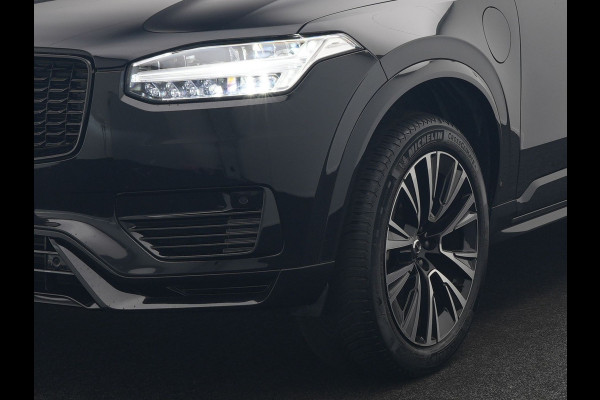 Volvo XC90 T8 Recharge AWD Plus Dark LONG RANGE 7 Persoons Plug In Hybrid 456pk Dealer O.H. PHEV | Trekhaak Af Fabriek | Panodak | Adaptive Cruise | Camera | Harman & Kardon | Lederen Sportstoelen Memory & Verwarmd | Stuur Verwarmd | Google Assistent | Apple Carplay | Keyless | DAB