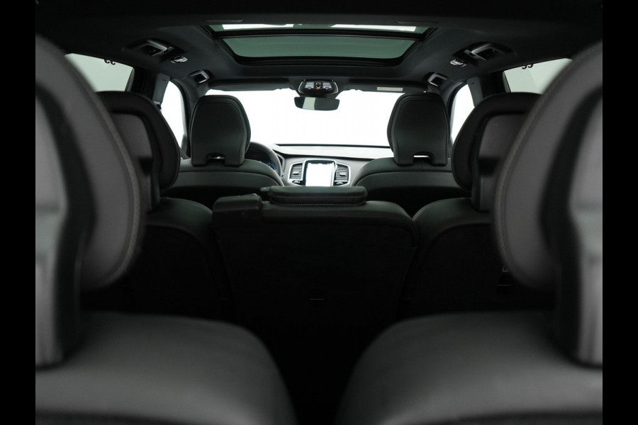 Volvo XC90 T8 Recharge AWD Plus Dark LONG RANGE 7 Persoons Plug In Hybrid 456pk Dealer O.H. PHEV | Trekhaak Af Fabriek | Panodak | Adaptive Cruise | Camera | Harman & Kardon | Lederen Sportstoelen Memory & Verwarmd | Stuur Verwarmd | Google Assistent | Apple Carplay | Keyless | DAB