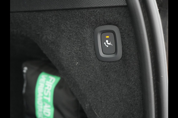 Volvo XC90 T8 Recharge AWD Plus Dark LONG RANGE 7 Persoons Plug In Hybrid 456pk Dealer O.H. PHEV | Trekhaak Af Fabriek | Panodak | Adaptive Cruise | Camera | Harman & Kardon | Lederen Sportstoelen Memory & Verwarmd | Stuur Verwarmd | Google Assistent | Apple Carplay | Keyless | DAB