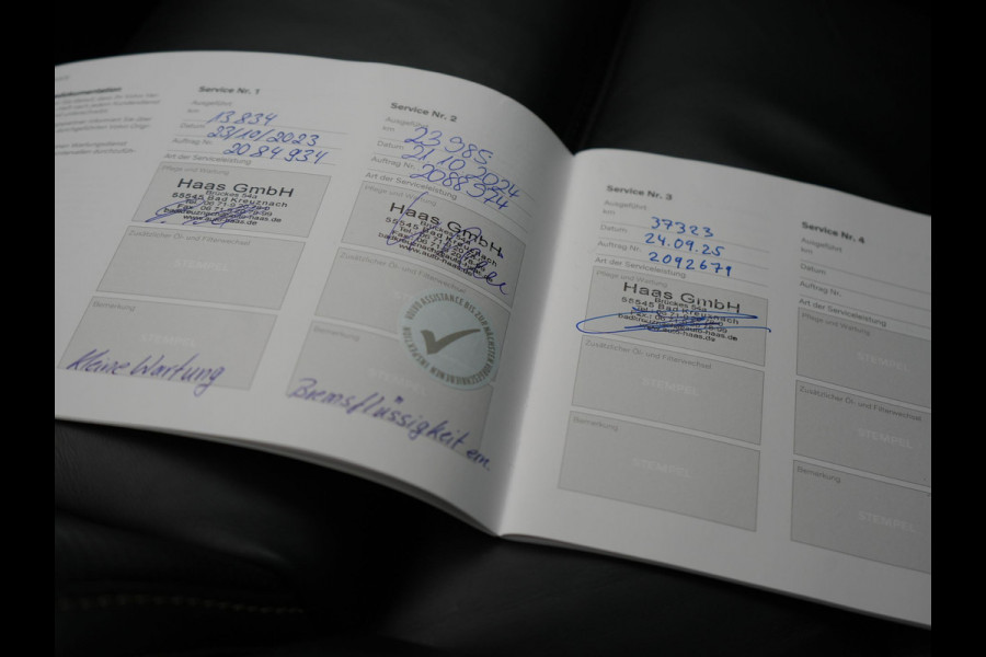 Volvo XC90 T8 Recharge AWD Plus Dark LONG RANGE 7 Persoons Plug In Hybrid 456pk Dealer O.H. PHEV | Trekhaak Af Fabriek | Panodak | Adaptive Cruise | Camera | Harman & Kardon | Lederen Sportstoelen Memory & Verwarmd | Stuur Verwarmd | Google Assistent | Apple Carplay | Keyless | DAB