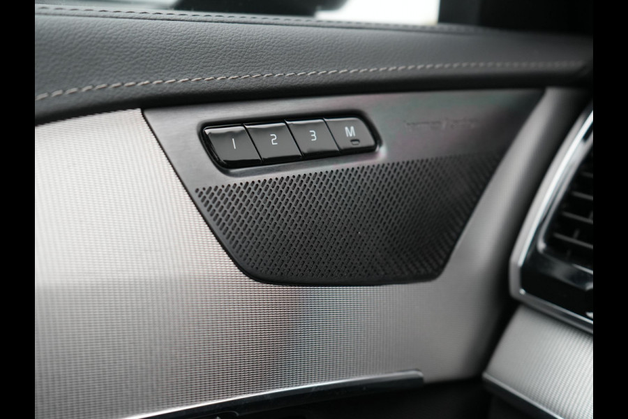 Volvo XC90 T8 Recharge AWD Plus Dark LONG RANGE 7 Persoons Plug In Hybrid 456pk Dealer O.H. PHEV | Trekhaak Af Fabriek | Panodak | Adaptive Cruise | Camera | Harman & Kardon | Lederen Sportstoelen Memory & Verwarmd | Stuur Verwarmd | Google Assistent | Apple Carplay | Keyless | DAB