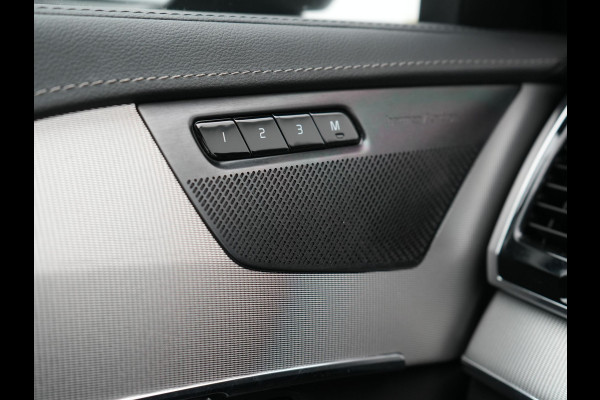 Volvo XC90 T8 Recharge AWD Plus Dark LONG RANGE 7 Persoons Plug In Hybrid 456pk Dealer O.H. PHEV | Trekhaak Af Fabriek | Panodak | Adaptive Cruise | Camera | Harman & Kardon | Lederen Sportstoelen Memory & Verwarmd | Stuur Verwarmd | Google Assistent | Apple Carplay | Keyless | DAB