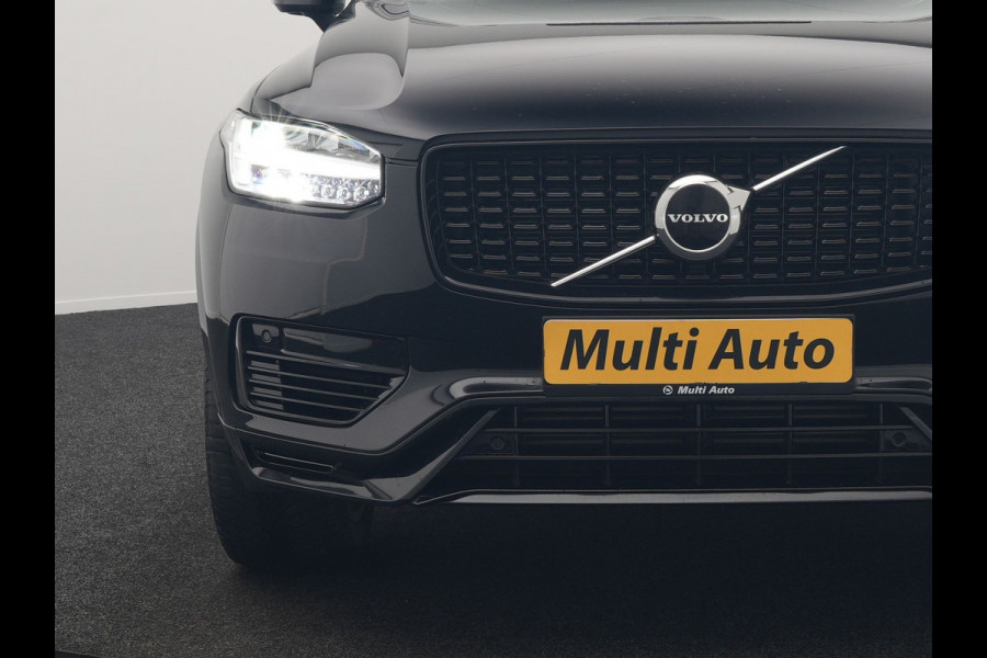 Volvo XC90 T8 Recharge AWD Plus Dark LONG RANGE 7 Persoons Plug In Hybrid 456pk Dealer O.H. PHEV | Trekhaak Af Fabriek | Panodak | Adaptive Cruise | Camera | Harman & Kardon | Lederen Sportstoelen Memory & Verwarmd | Stuur Verwarmd | Google Assistent | Apple Carplay | Keyless | DAB