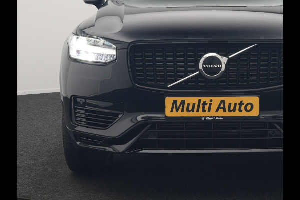 Volvo XC90 T8 Recharge AWD Plus Dark LONG RANGE 7 Persoons Plug In Hybrid 456pk Dealer O.H. PHEV | Trekhaak Af Fabriek | Panodak | Adaptive Cruise | Camera | Harman & Kardon | Lederen Sportstoelen Memory & Verwarmd | Stuur Verwarmd | Google Assistent | Apple Carplay | Keyless | DAB