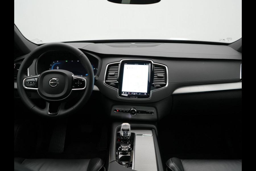 Volvo XC90 T8 Recharge AWD Plus Dark LONG RANGE 7 Persoons Plug In Hybrid 456pk Dealer O.H. PHEV | Trekhaak Af Fabriek | Panodak | Adaptive Cruise | Camera | Harman & Kardon | Lederen Sportstoelen Memory & Verwarmd | Stuur Verwarmd | Google Assistent | Apple Carplay | Keyless | DAB