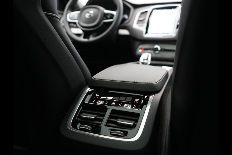 Volvo XC90 T8 Recharge AWD Plus Dark LONG RANGE 7 Persoons Plug In Hybrid 456pk Dealer O.H. PHEV | Trekhaak Af Fabriek | Panodak | Adaptive Cruise | Camera | Harman & Kardon | Lederen Sportstoelen Memory & Verwarmd | Stuur Verwarmd | Google Assistent | Apple Carplay | Keyless | DAB