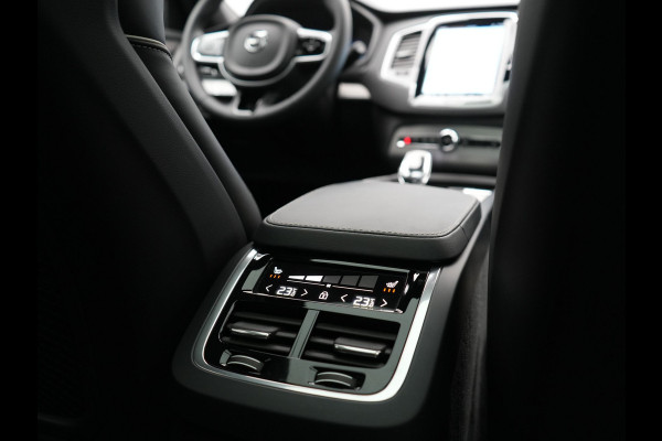 Volvo XC90 T8 Recharge AWD Plus Dark LONG RANGE 7 Persoons Plug In Hybrid 456pk Dealer O.H. PHEV | Trekhaak Af Fabriek | Panodak | Adaptive Cruise | Camera | Harman & Kardon | Lederen Sportstoelen Memory & Verwarmd | Stuur Verwarmd | Google Assistent | Apple Carplay | Keyless | DAB