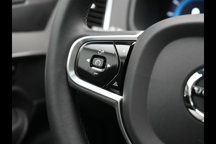 Volvo XC90 T8 Recharge AWD Plus Dark LONG RANGE 7 Persoons Plug In Hybrid 456pk Dealer O.H. PHEV | Trekhaak Af Fabriek | Panodak | Adaptive Cruise | Camera | Harman & Kardon | Lederen Sportstoelen Memory & Verwarmd | Stuur Verwarmd | Google Assistent | Apple Carplay | Keyless | DAB