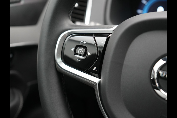 Volvo XC90 T8 Recharge AWD Plus Dark LONG RANGE 7 Persoons Plug In Hybrid 456pk Dealer O.H. PHEV | Trekhaak Af Fabriek | Panodak | Adaptive Cruise | Camera | Harman & Kardon | Lederen Sportstoelen Memory & Verwarmd | Stuur Verwarmd | Google Assistent | Apple Carplay | Keyless | DAB