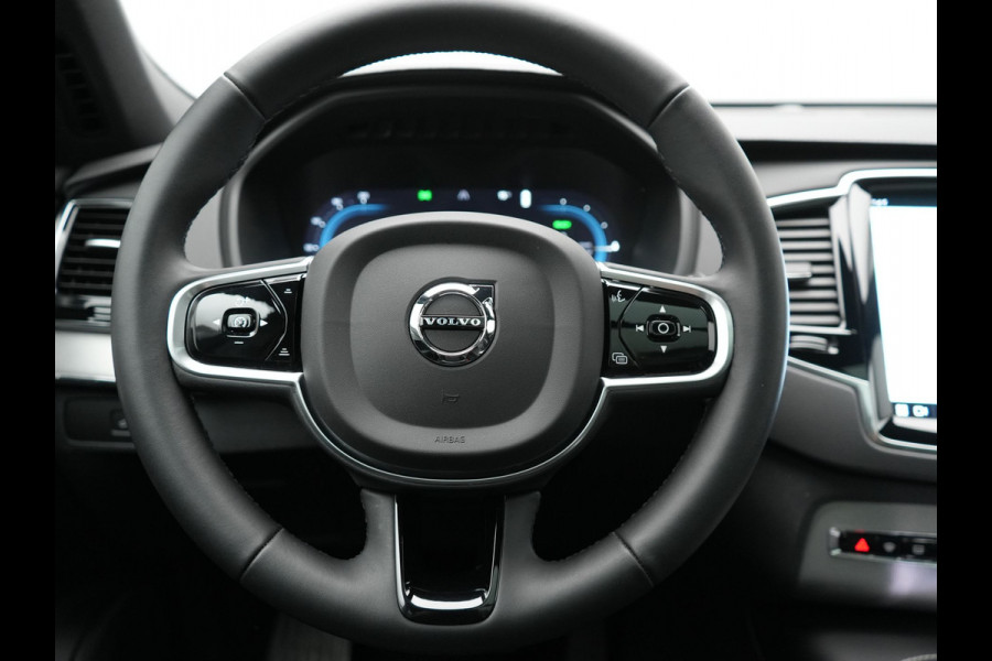Volvo XC90 T8 Recharge AWD Plus Dark LONG RANGE 7 Persoons Plug In Hybrid 456pk Dealer O.H. PHEV | Trekhaak Af Fabriek | Panodak | Adaptive Cruise | Camera | Harman & Kardon | Lederen Sportstoelen Memory & Verwarmd | Stuur Verwarmd | Google Assistent | Apple Carplay | Keyless | DAB