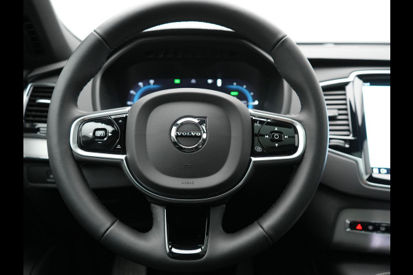 Volvo XC90 T8 Recharge AWD Plus Dark LONG RANGE 7 Persoons Plug In Hybrid 456pk Dealer O.H. PHEV | Trekhaak Af Fabriek | Panodak | Adaptive Cruise | Camera | Harman & Kardon | Lederen Sportstoelen Memory & Verwarmd | Stuur Verwarmd | Google Assistent | Apple Carplay | Keyless | DAB