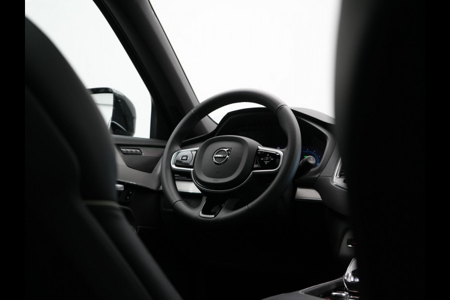 Volvo XC90 T8 Recharge AWD Plus Dark LONG RANGE 7 Persoons Plug In Hybrid 456pk Dealer O.H. PHEV | Trekhaak Af Fabriek | Panodak | Adaptive Cruise | Camera | Harman & Kardon | Lederen Sportstoelen Memory & Verwarmd | Stuur Verwarmd | Google Assistent | Apple Carplay | Keyless | DAB
