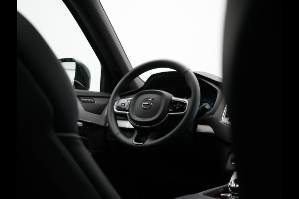 Volvo XC90 T8 Recharge AWD Plus Dark LONG RANGE 7 Persoons Plug In Hybrid 456pk Dealer O.H. PHEV | Trekhaak Af Fabriek | Panodak | Adaptive Cruise | Camera | Harman & Kardon | Lederen Sportstoelen Memory & Verwarmd | Stuur Verwarmd | Google Assistent | Apple Carplay | Keyless | DAB