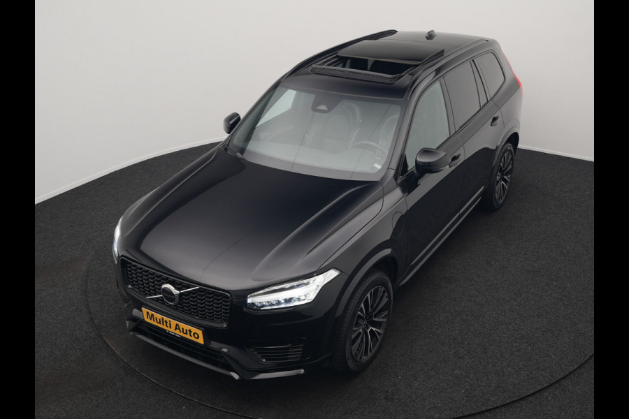 Volvo XC90 T8 Recharge AWD Plus Dark LONG RANGE 7 Persoons Plug In Hybrid 456pk Dealer O.H. PHEV | Trekhaak Af Fabriek | Panodak | Adaptive Cruise | Camera | Harman & Kardon | Lederen Sportstoelen Memory & Verwarmd | Stuur Verwarmd | Google Assistent | Apple Carplay | Keyless | DAB