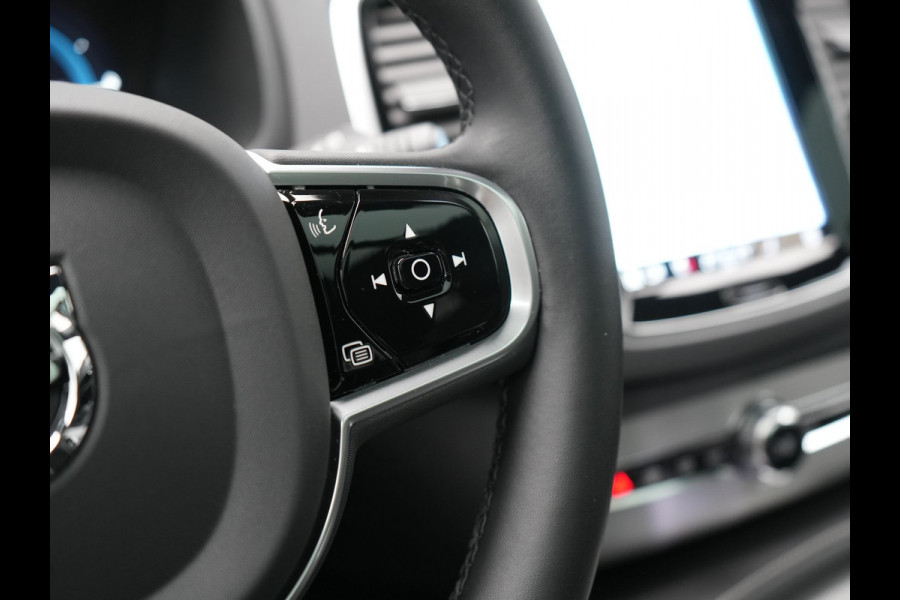 Volvo XC90 T8 Recharge AWD Plus Dark LONG RANGE 7 Persoons Plug In Hybrid 456pk Dealer O.H. PHEV | Trekhaak Af Fabriek | Panodak | Adaptive Cruise | Camera | Harman & Kardon | Lederen Sportstoelen Memory & Verwarmd | Stuur Verwarmd | Google Assistent | Apple Carplay | Keyless | DAB