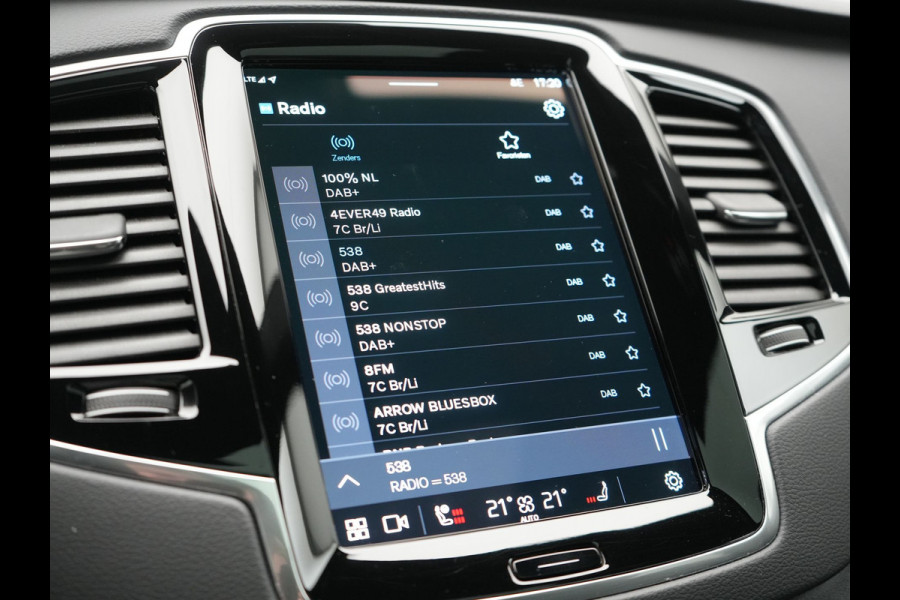 Volvo XC90 T8 Recharge AWD Plus Dark LONG RANGE 7 Persoons Plug In Hybrid 456pk Dealer O.H. PHEV | Trekhaak Af Fabriek | Panodak | Adaptive Cruise | Camera | Harman & Kardon | Lederen Sportstoelen Memory & Verwarmd | Stuur Verwarmd | Google Assistent | Apple Carplay | Keyless | DAB