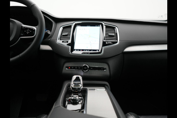 Volvo XC90 T8 Recharge AWD Plus Dark LONG RANGE 7 Persoons Plug In Hybrid 456pk Dealer O.H. PHEV | Trekhaak Af Fabriek | Panodak | Adaptive Cruise | Camera | Harman & Kardon | Lederen Sportstoelen Memory & Verwarmd | Stuur Verwarmd | Google Assistent | Apple Carplay | Keyless | DAB