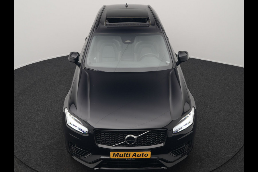 Volvo XC90 T8 Recharge AWD Plus Dark LONG RANGE 7 Persoons Plug In Hybrid 456pk Dealer O.H. PHEV | Trekhaak Af Fabriek | Panodak | Adaptive Cruise | Camera | Harman & Kardon | Lederen Sportstoelen Memory & Verwarmd | Stuur Verwarmd | Google Assistent | Apple Carplay | Keyless | DAB