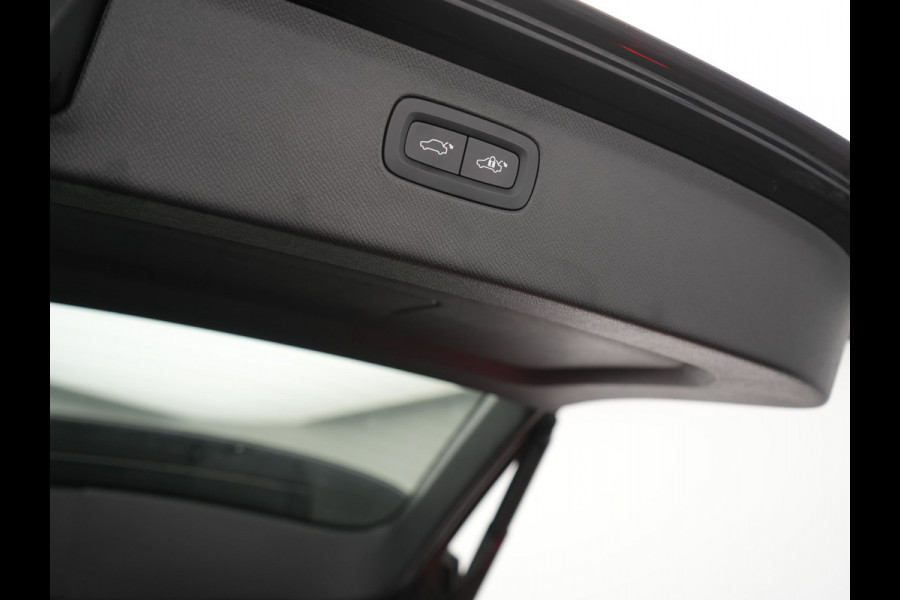 Volvo XC90 T8 Recharge AWD Plus Dark LONG RANGE 7 Persoons Plug In Hybrid 456pk Dealer O.H. PHEV | Trekhaak Af Fabriek | Panodak | Adaptive Cruise | Camera | Harman & Kardon | Lederen Sportstoelen Memory & Verwarmd | Stuur Verwarmd | Google Assistent | Apple Carplay | Keyless | DAB