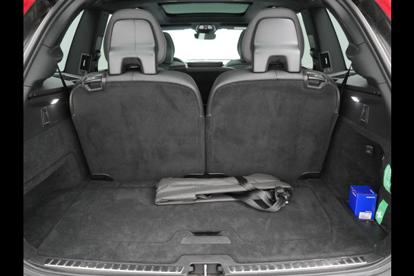 Volvo XC90 T8 Recharge AWD Plus Dark LONG RANGE 7 Persoons Plug In Hybrid 456pk Dealer O.H. PHEV | Trekhaak Af Fabriek | Panodak | Adaptive Cruise | Camera | Harman & Kardon | Lederen Sportstoelen Memory & Verwarmd | Stuur Verwarmd | Google Assistent | Apple Carplay | Keyless | DAB
