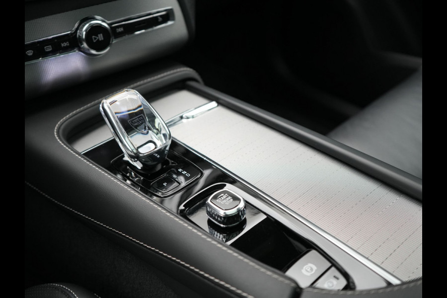 Volvo XC90 T8 Recharge AWD Plus Dark LONG RANGE 7 Persoons Plug In Hybrid 456pk Dealer O.H. PHEV | Trekhaak Af Fabriek | Panodak | Adaptive Cruise | Camera | Harman & Kardon | Lederen Sportstoelen Memory & Verwarmd | Stuur Verwarmd | Google Assistent | Apple Carplay | Keyless | DAB