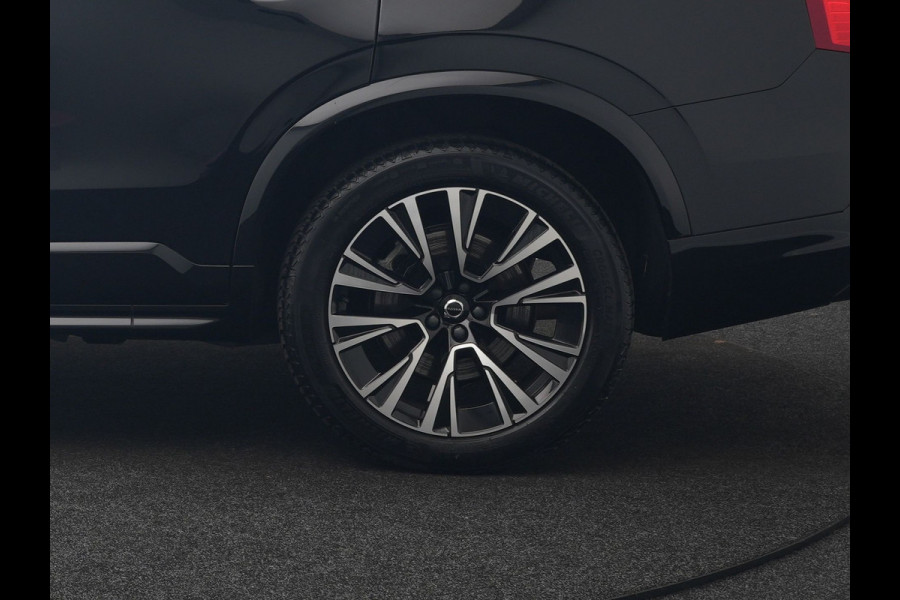 Volvo XC90 T8 Recharge AWD Plus Dark LONG RANGE 7 Persoons Plug In Hybrid 456pk Dealer O.H. PHEV | Trekhaak Af Fabriek | Panodak | Adaptive Cruise | Camera | Harman & Kardon | Lederen Sportstoelen Memory & Verwarmd | Stuur Verwarmd | Google Assistent | Apple Carplay | Keyless | DAB