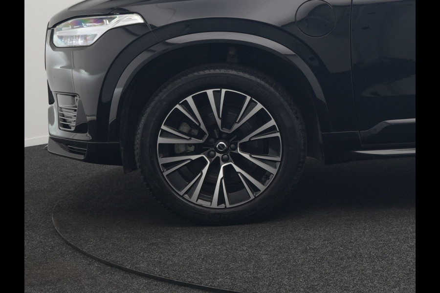 Volvo XC90 T8 Recharge AWD Plus Dark LONG RANGE 7 Persoons Plug In Hybrid 456pk Dealer O.H. PHEV | Trekhaak Af Fabriek | Panodak | Adaptive Cruise | Camera | Harman & Kardon | Lederen Sportstoelen Memory & Verwarmd | Stuur Verwarmd | Google Assistent | Apple Carplay | Keyless | DAB