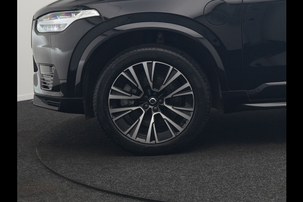 Volvo XC90 T8 Recharge AWD Plus Dark LONG RANGE 7 Persoons Plug In Hybrid 456pk Dealer O.H. PHEV | Trekhaak Af Fabriek | Panodak | Adaptive Cruise | Camera | Harman & Kardon | Lederen Sportstoelen Memory & Verwarmd | Stuur Verwarmd | Google Assistent | Apple Carplay | Keyless | DAB